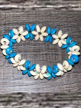 💞 Carved Blue & Cream Hawaiian Flower Bracelet